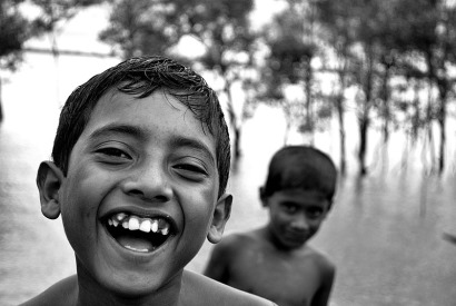 800px-A_Smiling_boy_from_Bangladesh