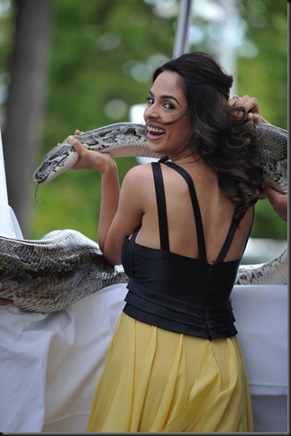 mallika-sherawat-poses-with-a-snake-at-cannes-film-festival7