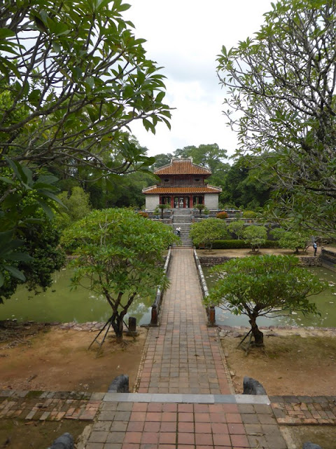 Tumba del emperador Minh Mang en Hué. Pabellón Corazón y las piscinas