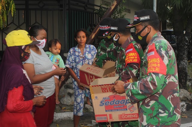 Aksi Simpatik Anggota Kodim 0726/Sukoharjo Bagikan Takjil Ramadhan