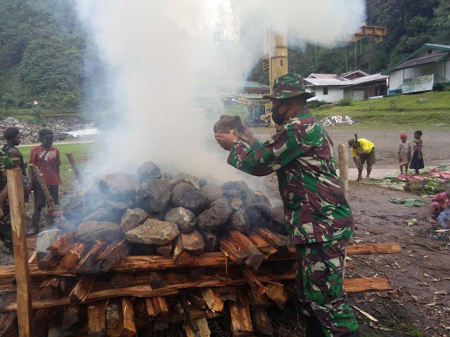 Pos Tsinga Yonif 756/WMS Gelar Bakar Batu Bersama Masyarakat di Timika