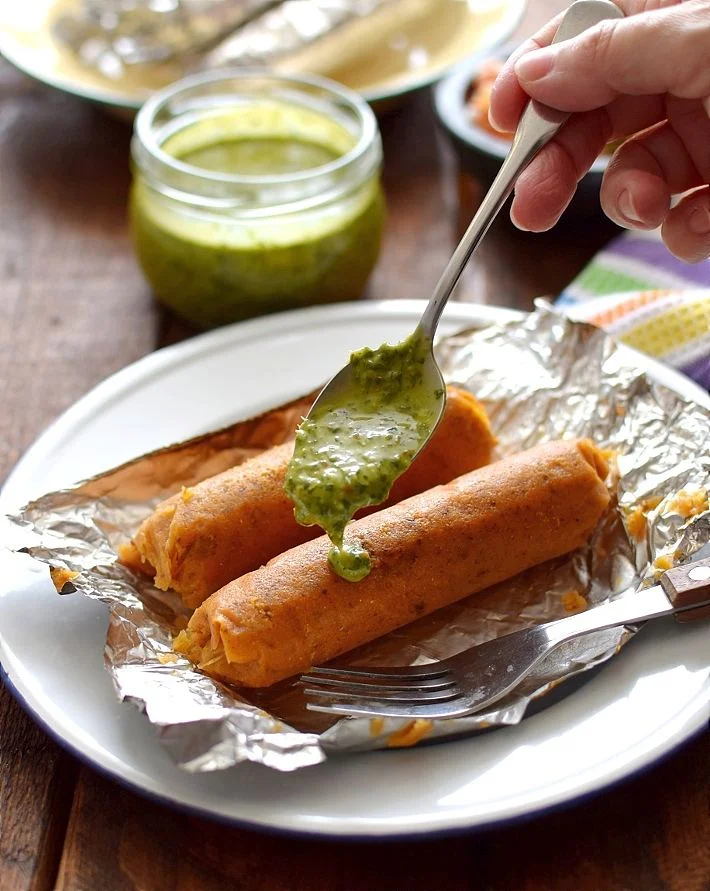 Bollitos de masa aliñados servidos con salsa de cilantro