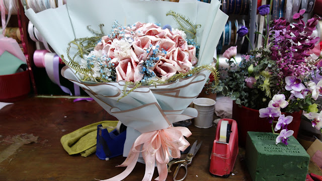 韋全花店精心打造以 51 張百元鈔票摺成的創意錢花，結合花藝裝飾，適合開幕、生日、祝賀等場合，展現心意與品味的新竹花禮推薦。