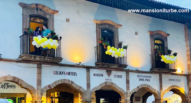 Balcones de Patzcuaro en el Hotel Mansion Iturbe decorados para la Festividad de Corpus Chirsti