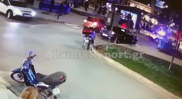 Λαμία: Καρέ καρέ η στιγμή της επίθεσης από κάμερα ασφαλείας στην πλατεία Πάρκου