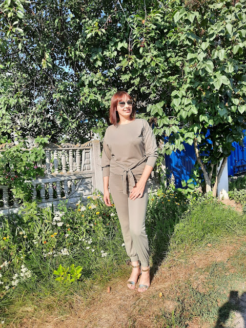 https://femmeluxefinery.co.uk/products/khaki-boxy-long-sleeved-tie-loungewear-set-leah