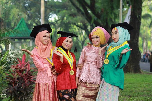 foto-wisuda-bareng-teman-cewek