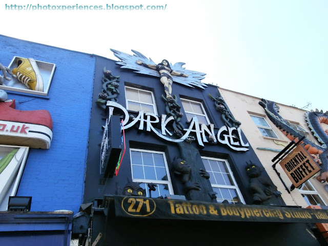 Front of the tatoo and bodypiercing store 'Dark Angel' in Camden High Street. Fachada de la tienda de tatuajes y piercings 'Dark Angel', en Camden High Street.