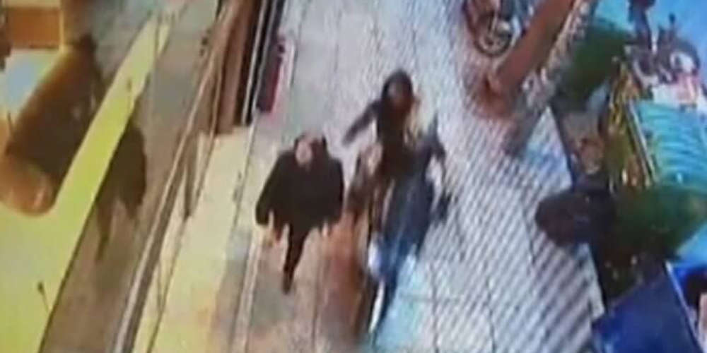 Βίντεο – Τσαντάκηδες επιτίθενται σε γυναίκα στη Θεσσαλονίκη