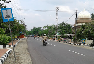 depan masjid parincahan