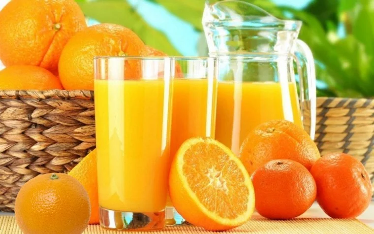 عصير البرتقال وهو ما ينتج من عصير عند عصر البرتقال. يعد عصير البرتقال مصدراً ممتازاً للفيتامين سي