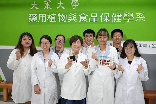 ▲大葉大學藥保系植化物功能研究室師生恭喜葉美辰同學(前排右二)獲得國科會大專學生研究。（記者林明佑翻攝）