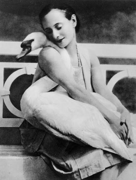 Anna Pavlova and her pet swan Jack Upplagd av Elsa kl