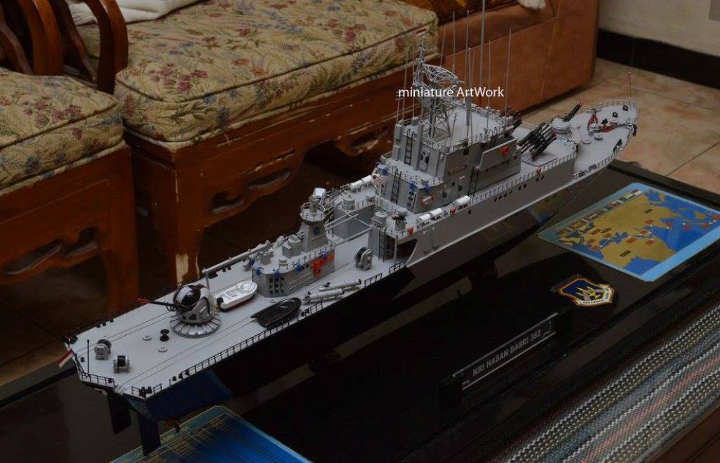 miniatur kapal perang kri hasan basri 382 war ship tni al indonesia rumpun art work planet kapal