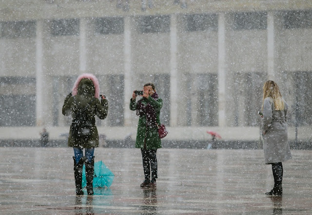 Neve in primavera a Tirana, le sorprese del clima