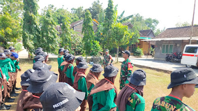 Pembina Pramuka Koramil Nogosari Berikan Materi  Longmarch Pramuka SMK I Nogosari