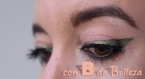 Maquillaje delineado verde