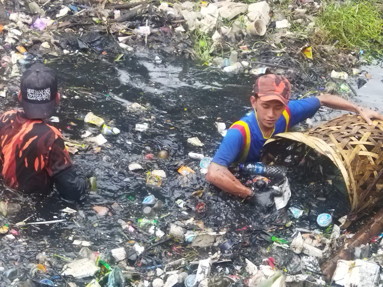 Sinergi Pemuda Pancasila dan Blue Helmet serta Karang Taruna, Baksos Bersihkan Sampah di Kutabumi Tangerang. [Foto: Suaraumat.com/Ist]