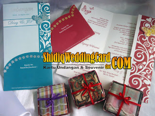 http://www.shidiqweddingcard.com/2016/01/paket-undangan-m-165-dan-souvenir-sapu.html