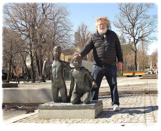Billedhoggeren Arne Durbans skulpturgruppe «Lekende Barn» i Spikersuppa i Oslo.