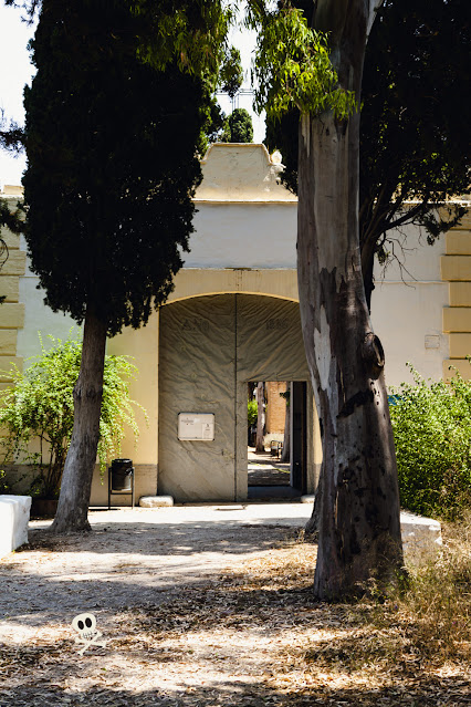 Entrada principal al cementerio municipal de Buñol