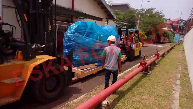 10 Tons and 5 Tons Forklift were moving a genset machine at Cijantung - Pasar Rebo