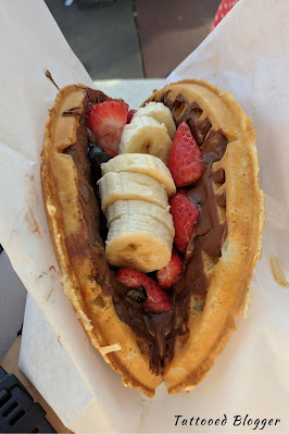 Waffle with fruit and nutella