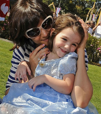 Oneofakind pictures of Suri TomKat and Conor posing with Cinderella and