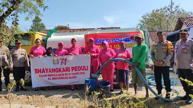 Tak perduli dengan tanah dan lumpur, bhayangkari Polres Blora menyatu dengan warga memberikan apa yang diinginkan warga Kabupaten Blora saat ini