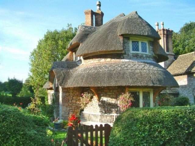 Amazing English Houses With Beautiful Roofs Seen On www.coolpicturegallery.us