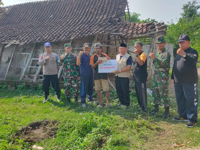Polsek Sumoroto Melaksanakan Pengamanan  Bedah rumah Warga Tidak Layak Huni Di Desa Nongkodono 