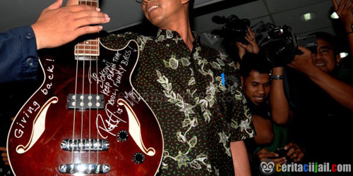 http://www.ceritaciijail.com/2013/06/Gitar-Bass-Jokowi-Pemberian-Metallica-Jadi-Milik-Negara.html