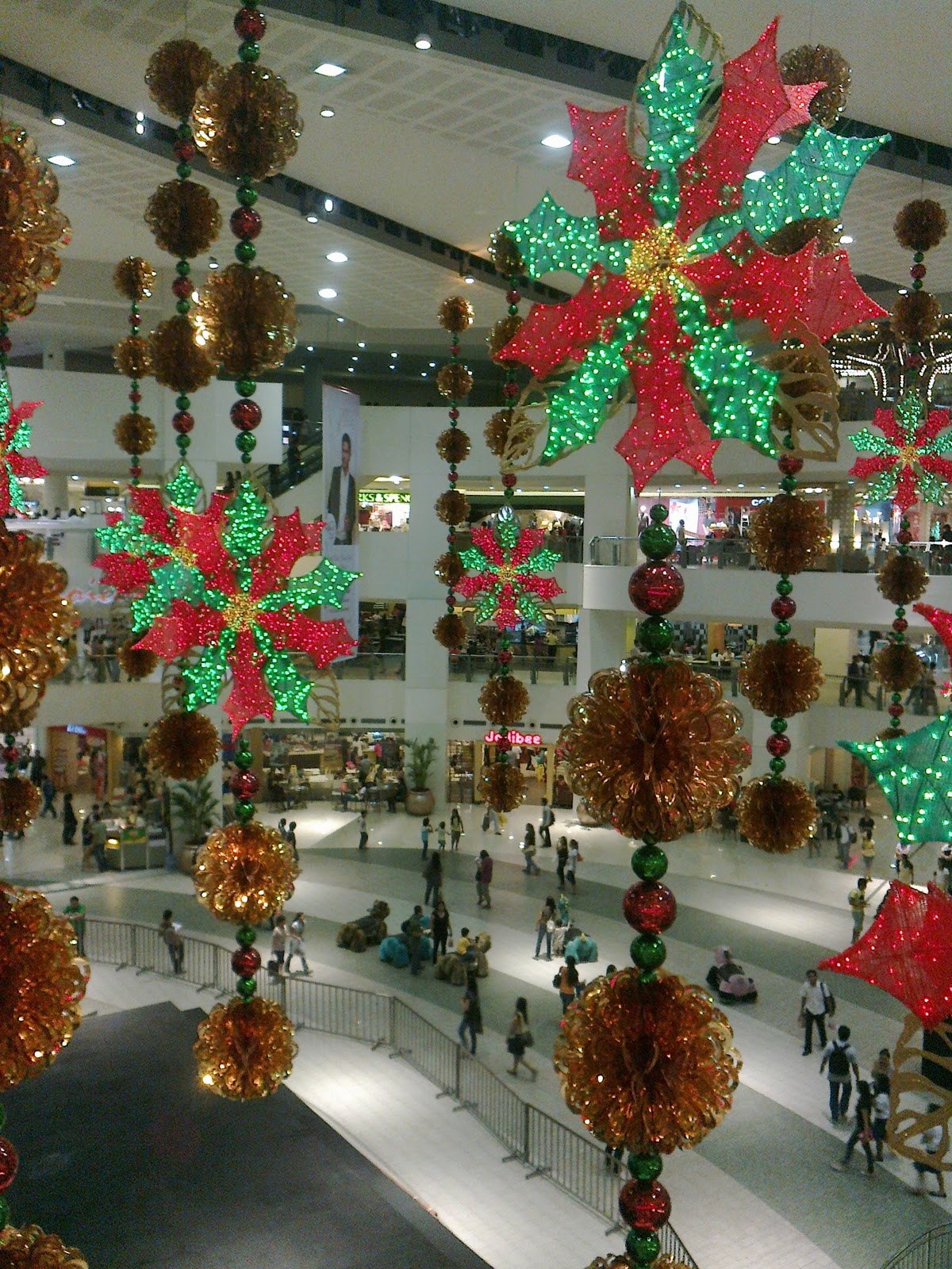 Scant Christmas  Decorations  in Shopping Malls Before the 