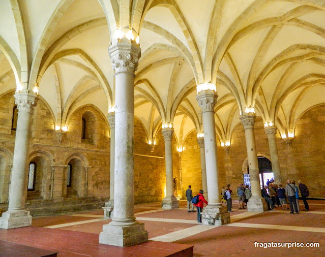 Refeitório dos monges do Mosteiro de Alcobaça em Portugal