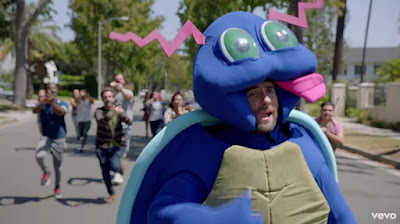 Maroon 5 Premiere 'Don't Wanna Know' Music Video