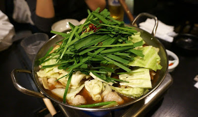 후쿠오카-야타이의-어묵탕-전골-냄비에-어묵-야채-육수를-넣고-끓이는-모습