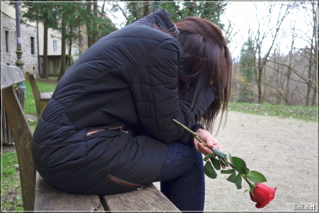 ảnh cô gái vừa cầm hoa hồng vừa khóc
