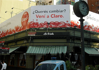 Voseo on a billboard in Buenos Aires: Note “vení” instead of “ven”