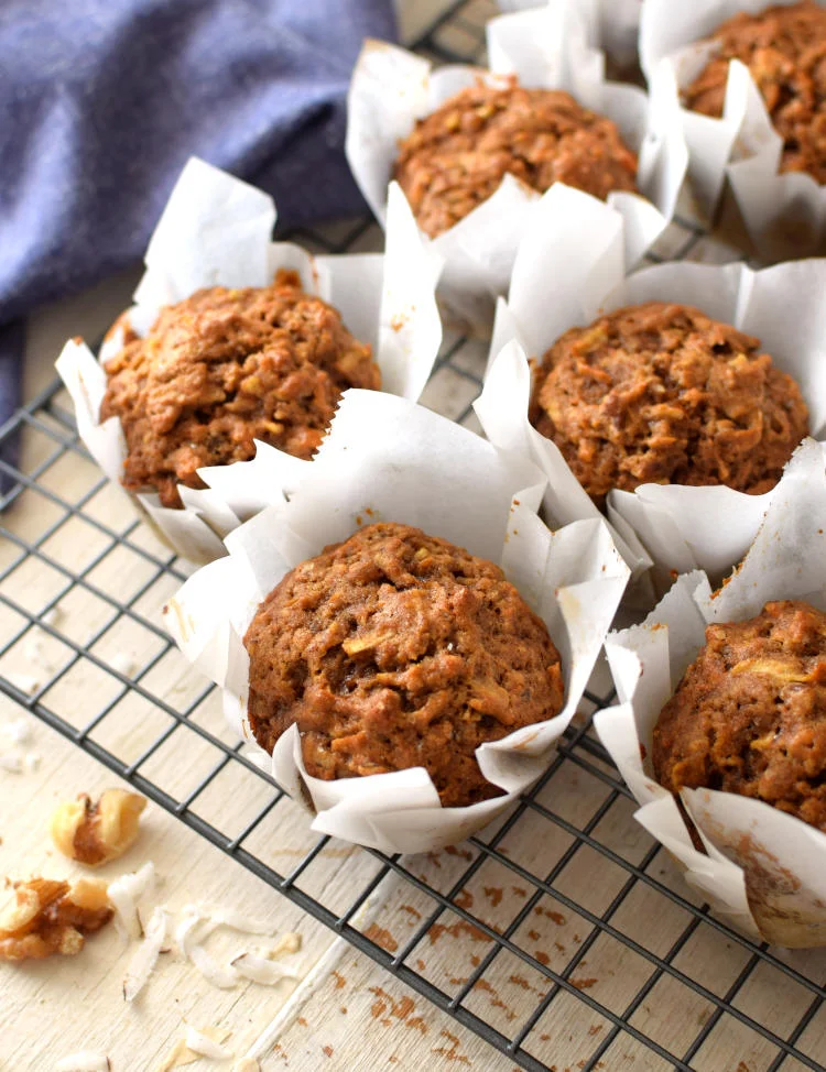 Muffins integrales de zanahoria y manzana, sobre una rejilla