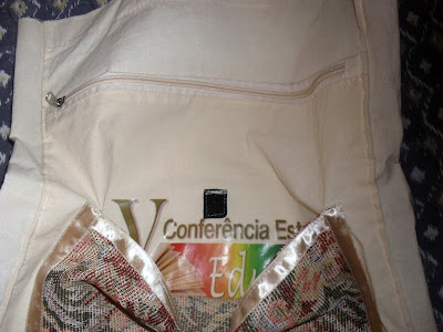 Customização de sacola de juta com logotipo de evento.