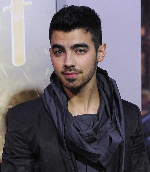 Joe Jonas asiste al estreno de la nueva pel cula Sucker Punch realizado en 