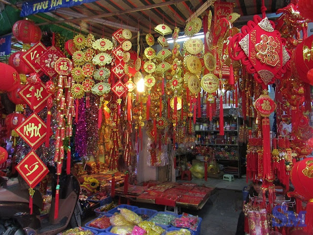 Ha Noi old quarter bustling before Tet 4