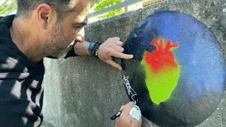 Johan Craaz en train de réaliser un Street art en peinture