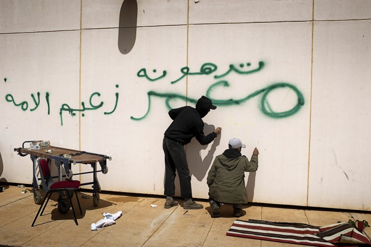 orang libya mencoret tembok