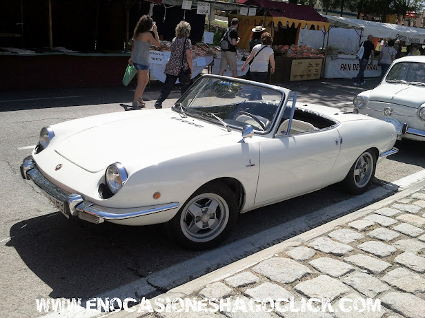 Los SEAT 600 más castizos acuden a la Pradera de San Isidro (Madrid)