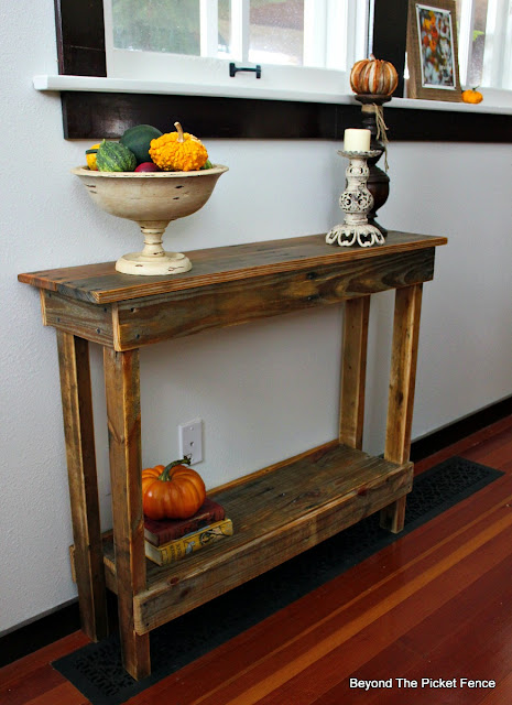 pallets, shelf, table, rustic, farmhouse, http://www.beyondthepicket-fence.com/2016/10/simple-pallet-tableshelf.html