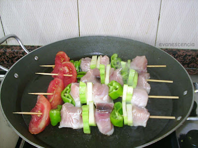 brochetas friendose en paellera