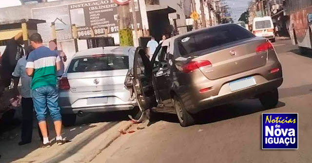 Dois carros colidem no Centro de Nova Iguaçu