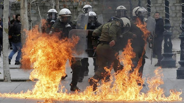 Επεισόδια με κουκουλοφόρους στο Σύνταγμα