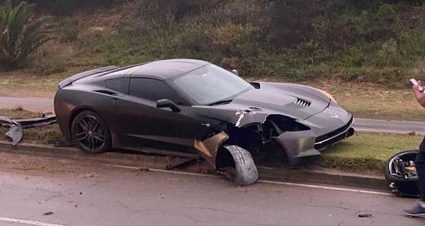 «OUPS ! 🤭 » CETTE CORVETTE PERD LE CONTRÔLE EN LIGNE DROITE, LE LAMPADAIRE A ÉTÉ LE PLUS FORT